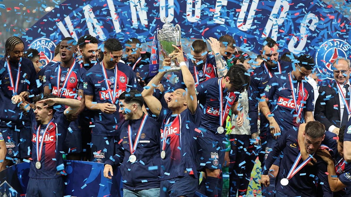 Kylian Mbappe lifts the Coupe de France - null