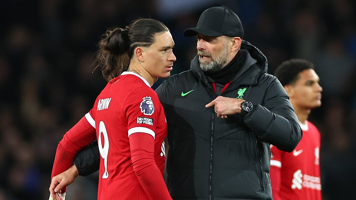 Jurgen Klopp (r) consoles Darwin Nunez. - null