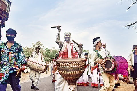 Giimpses of Budha Pahad: Sarna samities of Palamu passing through Chatakpur trying to gather momentum before polls