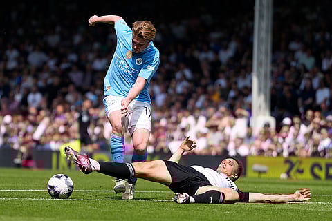 Bruyne, left, challenges for the ball with Joao Palhinha
