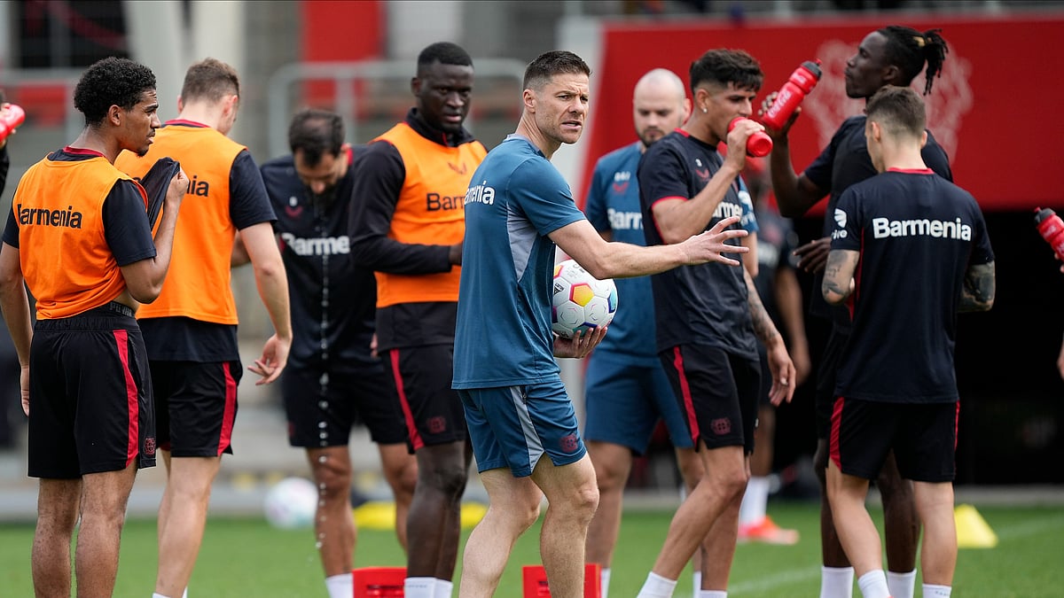 Leverkusen's head coach Xabi Alonso talks to his players during a training session at a media day of Bayer Leverkusen in Leverkusen, Germany, Wednesday, May 15, 2024. Bayer Leverkusen will play Atalanta Bergamo at the Europa League Final in Dublin next week. -  (AP Photo/Martin Meissner)