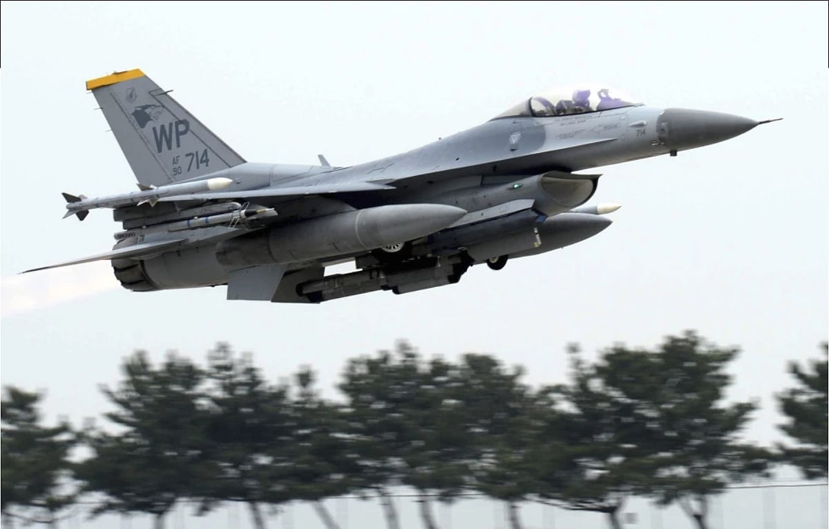 The F-16 warplane crashed during a Russian bombardment | 