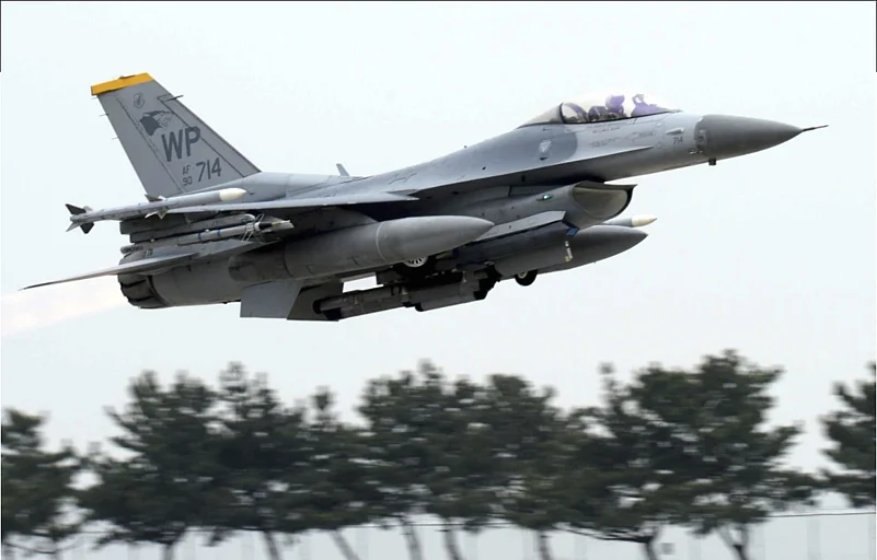 The F-16 warplane crashed during a Russian bombardment |