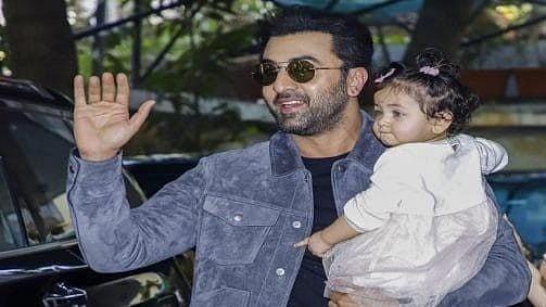 Instagram : Ranbir Kapoor with daughter Raha 