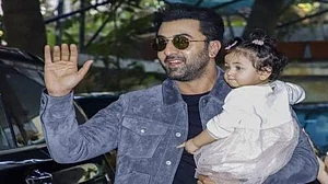 Instagram : Ranbir Kapoor with daughter Raha