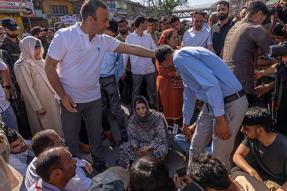 | Photo: AP/Dar Yasin : LS Polls: Mehbooba Mufti protests in Anantnag