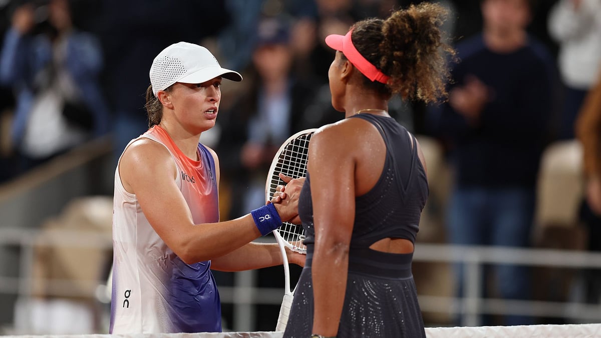 Iga Swiatek and Naomi Osaka played out a thriller on Court Philippe-Chatrier.