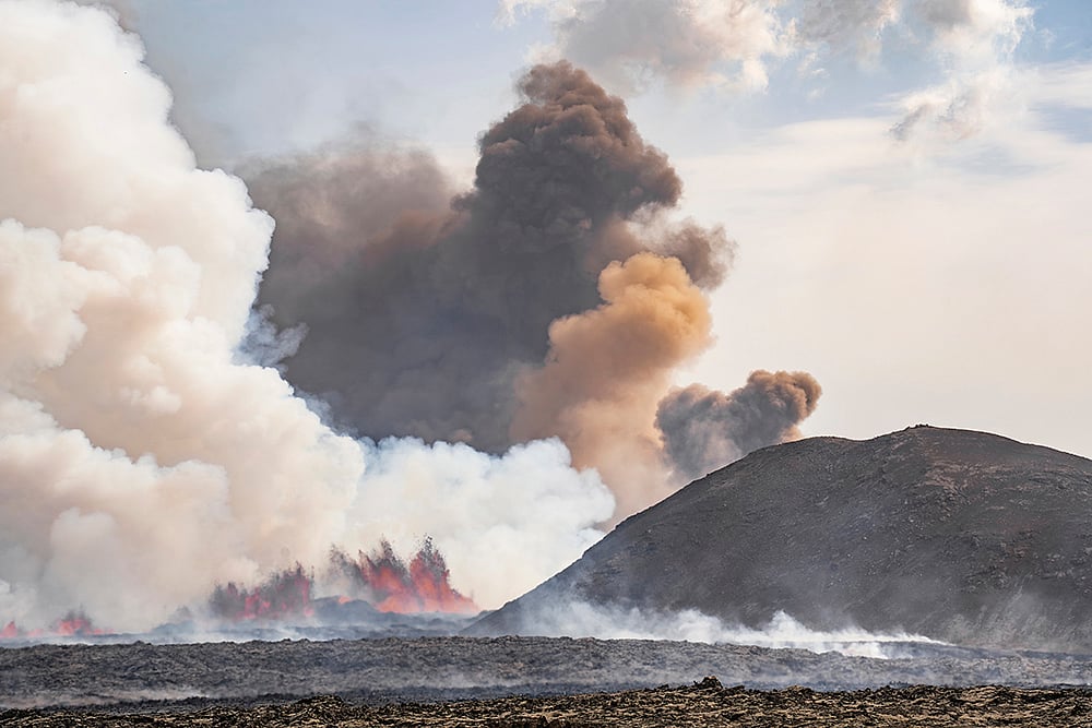 | Photo: AP/Marco di Marco : Iceland Volcano Eruption