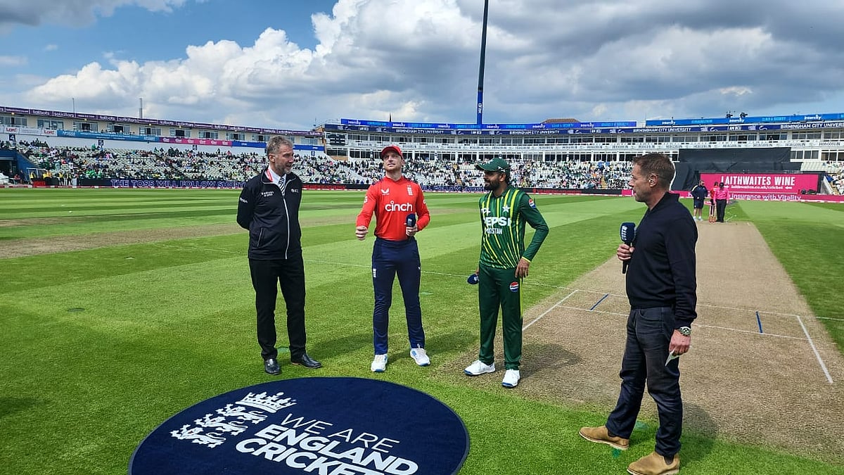 X/Pakistan Cricket : Captains Babar Azam (second from right) and Jos Buttler at the toss for the England vs Pakistan, second T20I in Birmingham on Saturday (May 25, 2024).