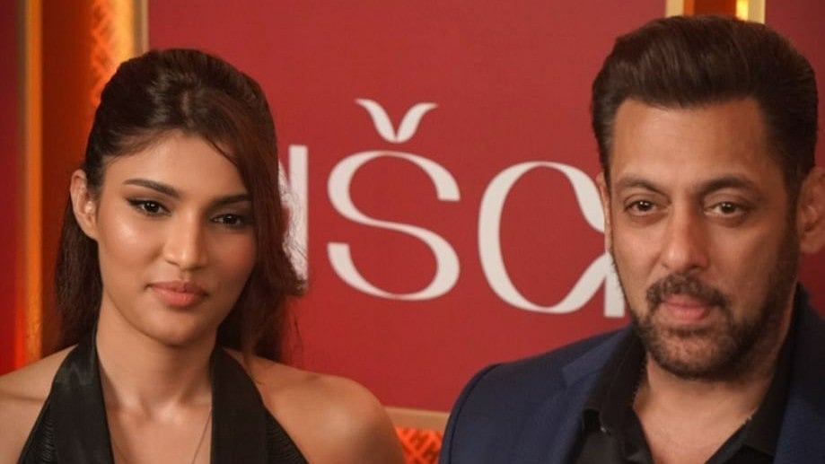 Instagram : Alizeh Agnihotri with Salman Khan