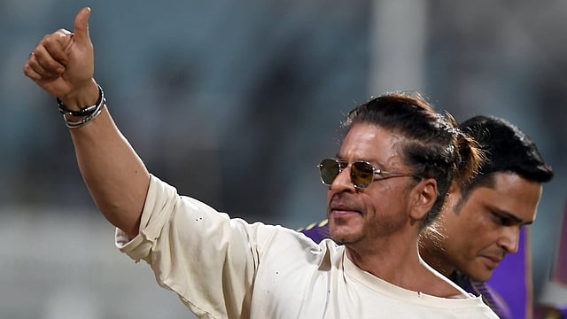 Shah Rukh Khan Reaches Mumbai Post-Release From Hospital; Hides Behind Umbrella- Watch Video 