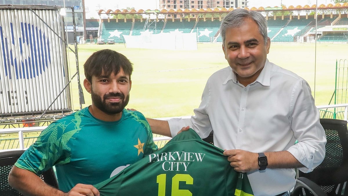 Mohammad Rizwan was given a shirt by PCB chief Mohsin Naqvi for completing 3000 runs in T20. - Photo: X/ @TheRealPCB