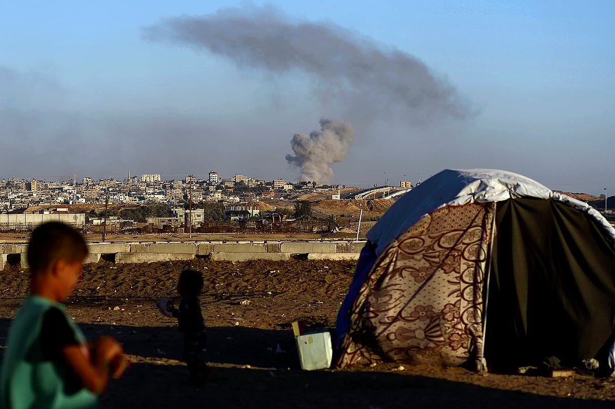 AP Photo/Ramez Habboub : Smoke rises following an Israeli airstrike on buildings near the separating wall between Egypt and Rafah, southern Gaza Strip, Tuesday, May 7, 2024. 