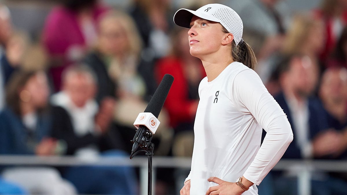 Swiatek addresses the crowd after beating Jeanjean - null