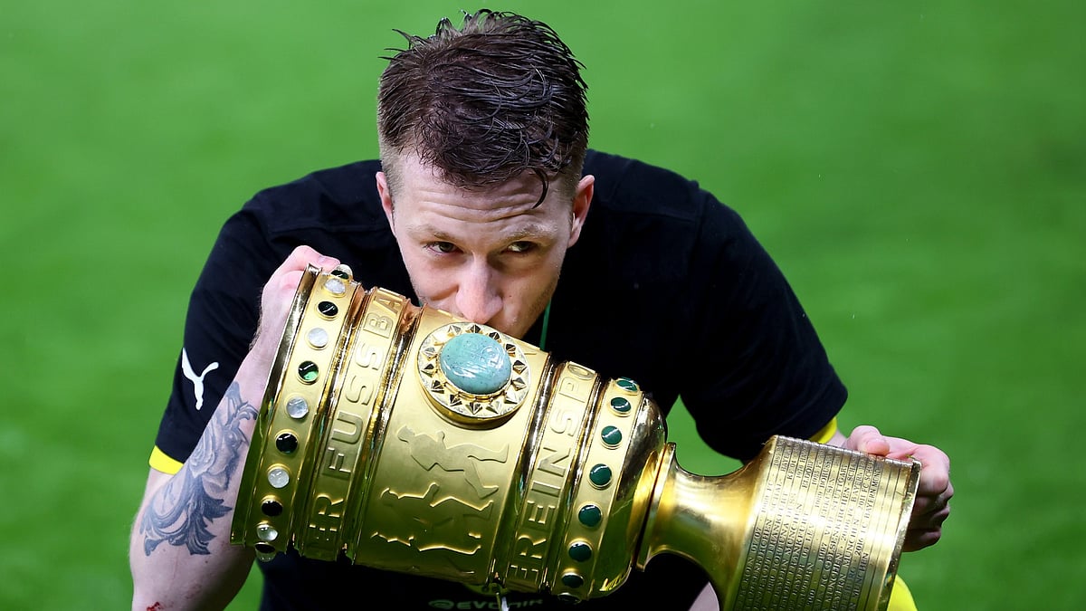 Marco Reus with the DFB-Pokal trophy in 2021.