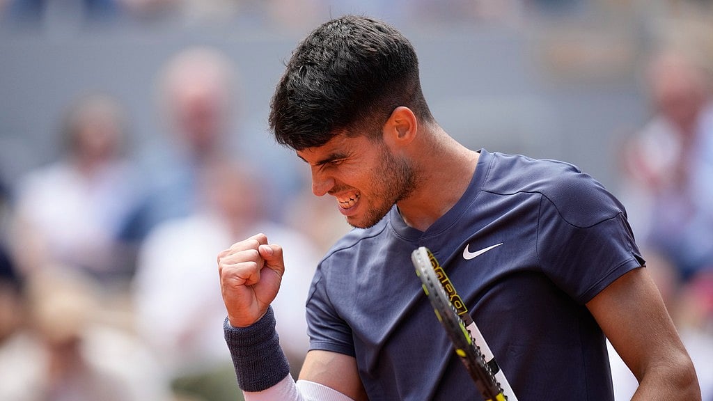 AP/Christophe Ena : French Open 2024, Day 1: Carlos Alcaraz of Spain reacts during his 1st round match Roland Garros.