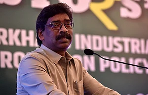 Getty Images : Jharkhand Chief Minister Hemant Soren address during the Investors Meet at Hotel Taj Mansingh on August 28, 2021 in New Delhi, India.