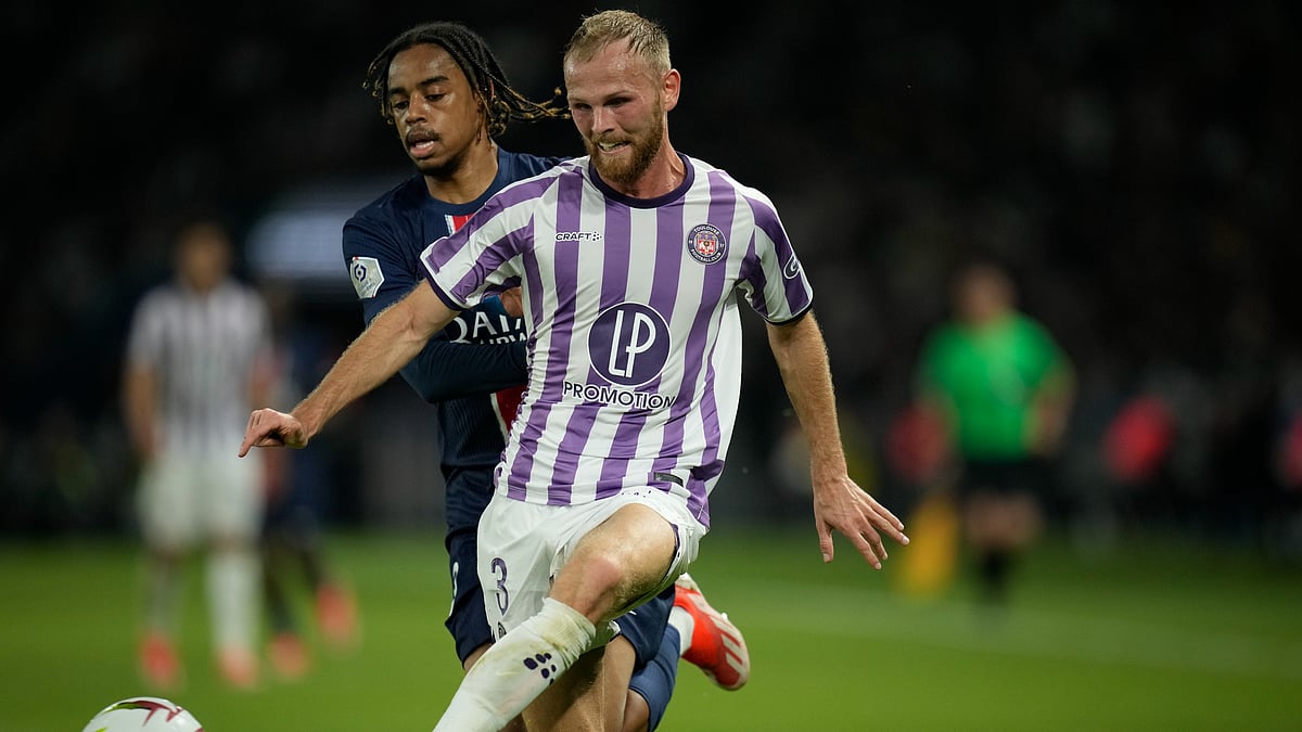 Toulouse's Mikkel Desler is challenged by PSG's Bradley Barcola, rear, during the French League One soccer match between Paris Saint-Germain and Toulouse. - AP