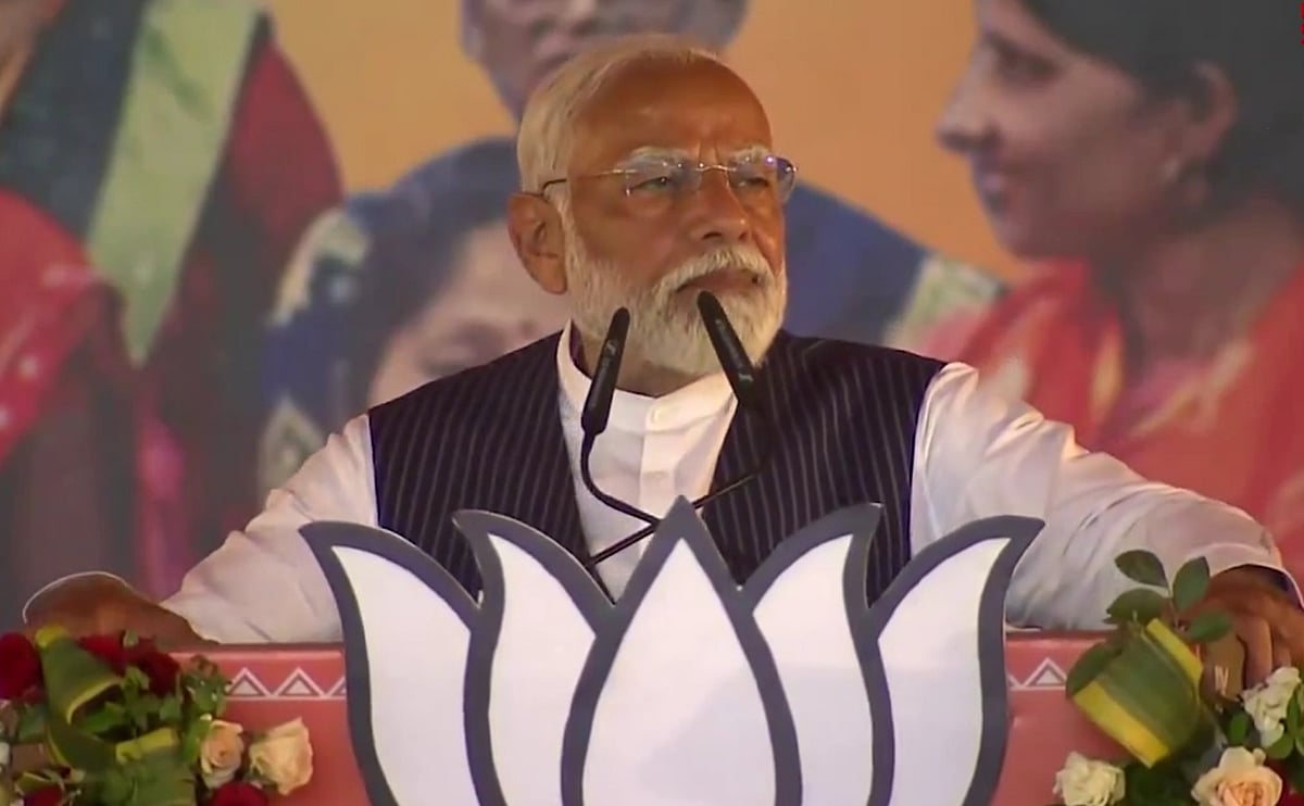 PTI : PM Modi addressing the Mahila Sammelan in Varanasi.