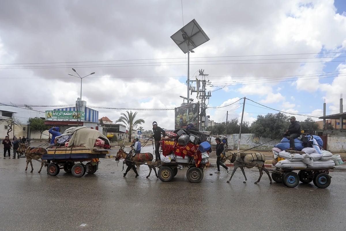 AP : Palestinians flee from Gaza city |