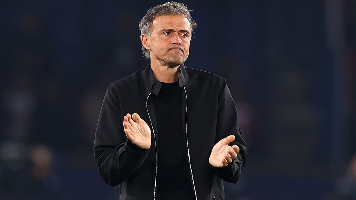 Luis Enrique applauds PSG's supporters.