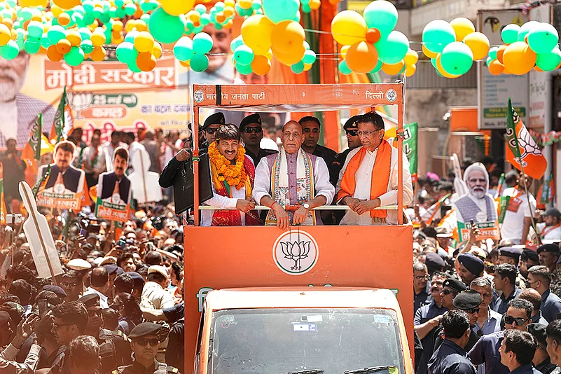 Manoj Tiwari files nomination for LS polls