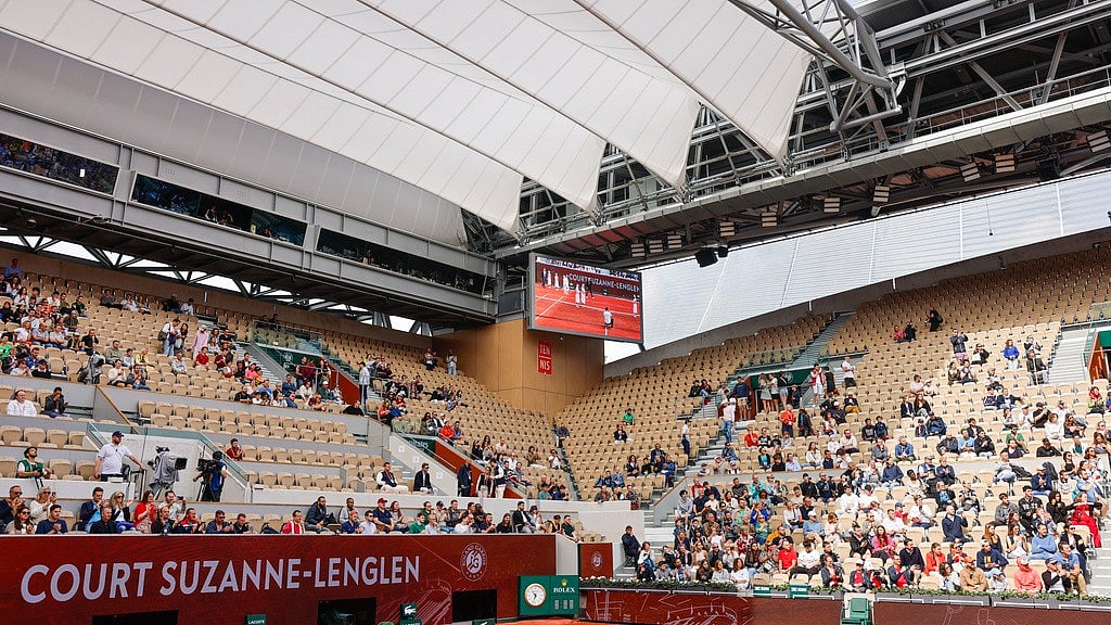 AP/Jean-Francois Badias : The new roof over Suzanne Lenglen court is seen ahead of first round match of the French Open tennis tournament at the Roland Garros stadium in Paris, Sunday, May 26, 2024.