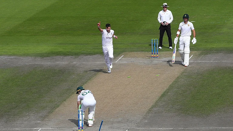 James Anderson uprooted Dean Elgar's leg stump in a Test cricket match at Old Trafford in England. - Photo: X/ @jimmy9