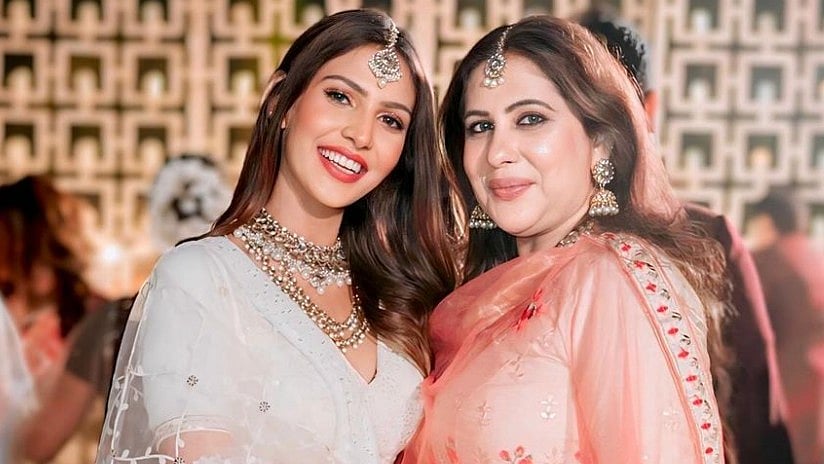 Instagram : Naqiyah Haji with her mother