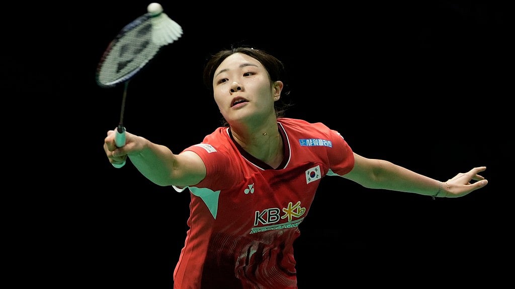 AP Photo/Ng Han Guan : South Korea's Kim Ga Ram returns a shot to Indonesia's Ester Nurumi Tri Wardoyo in the semi-final of the Uber Cup Finals held in Chengdu in southwestern China's Sichuan Province, Saturday, May 4, 2024.