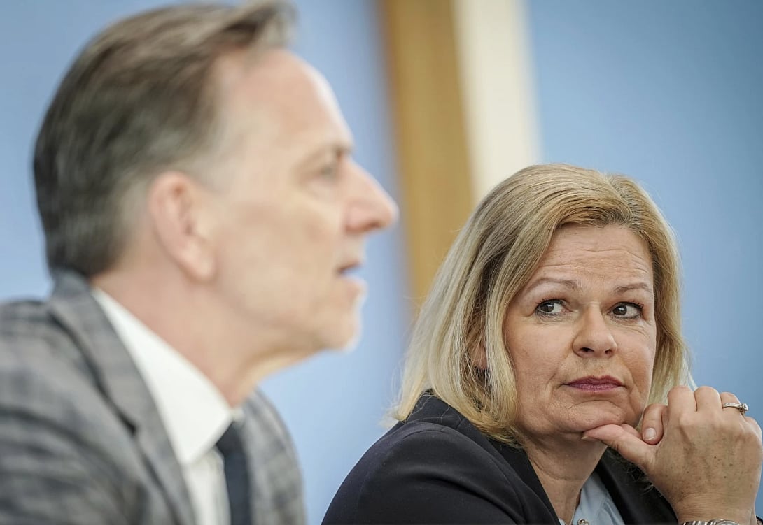 AP : Holger Münch, the president of the Federal Criminal Police Office in discussion with the team about politically motivated crime |