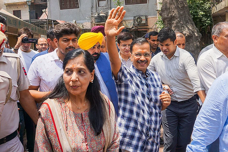 Arvind Kejriwal And wife Sunita Kejriwal | - Photo: PTI