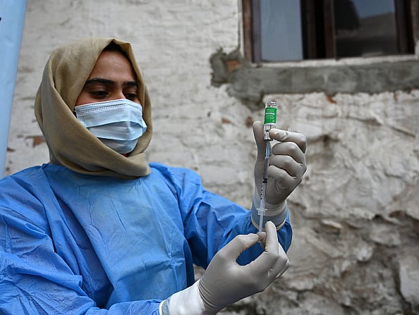 (Photo By Waseem Andrabi via Getty Images) : A paramedic prepares to inject a shot of booster dose of COVID19 vaccine on December 27, 2022 in Srinagar, India.