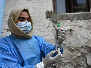 (Photo By Waseem Andrabi via Getty Images) : A paramedic prepares to inject a shot of booster dose of COVID19 vaccine on December 27, 2022 in Srinagar, India.
