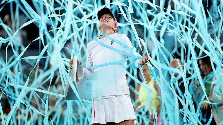 Iga Swiatek celebrates her Madrid Open triumph - null