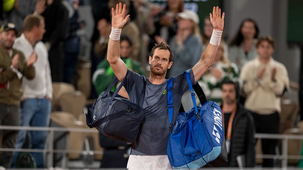 Murray waves to the crowd at Roland Garros.