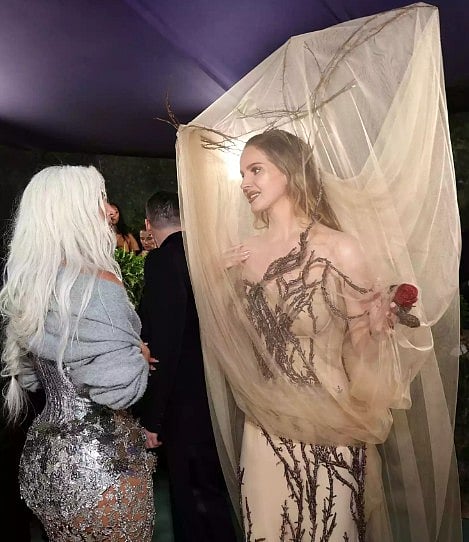 Lana Del Rey Meets Kim Kardashian At The Met Gala 2024 - Getty Images