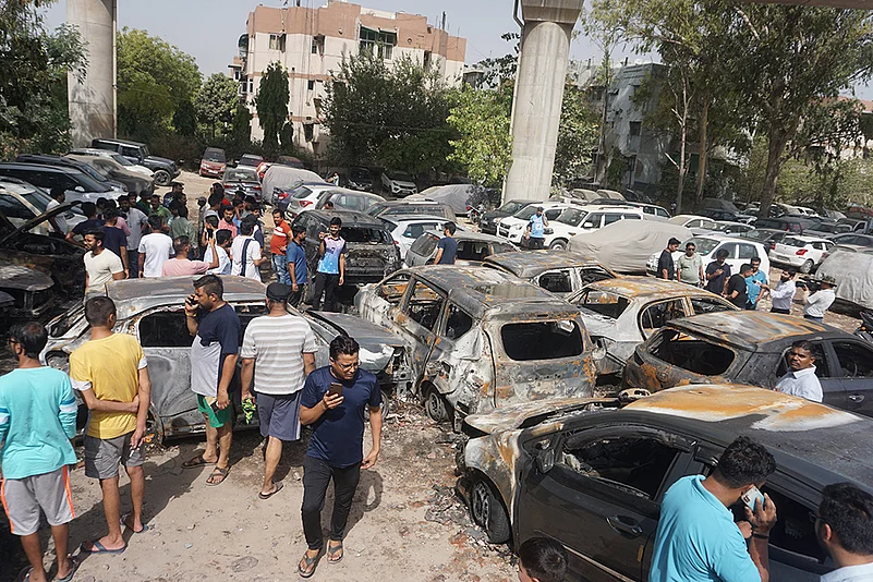 fire broke out at parking lot in Madhu Vihar