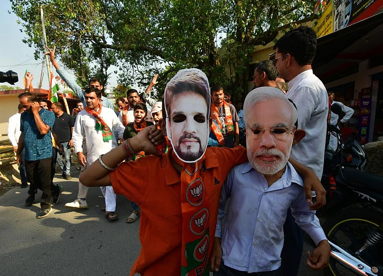 BJP workers in Hamirpur constituency, Himachal Pradesh, set the mood for poll rally wearing PM Modi and Anurag Thakur's masks - Photo by Tribhuvan Tiwari/Outlook
