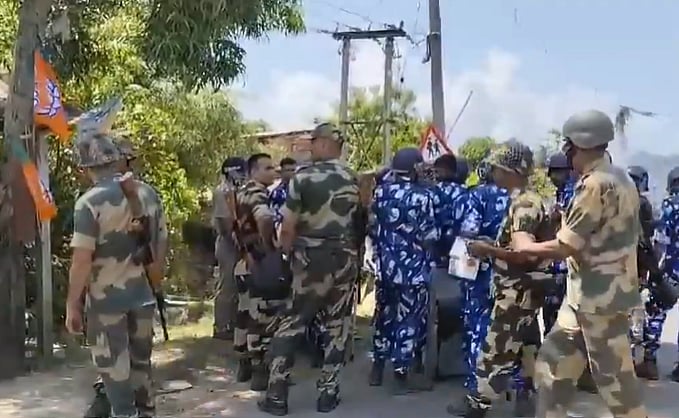 X/ANI : Heavy police deployment was made in the area to control the situation.

