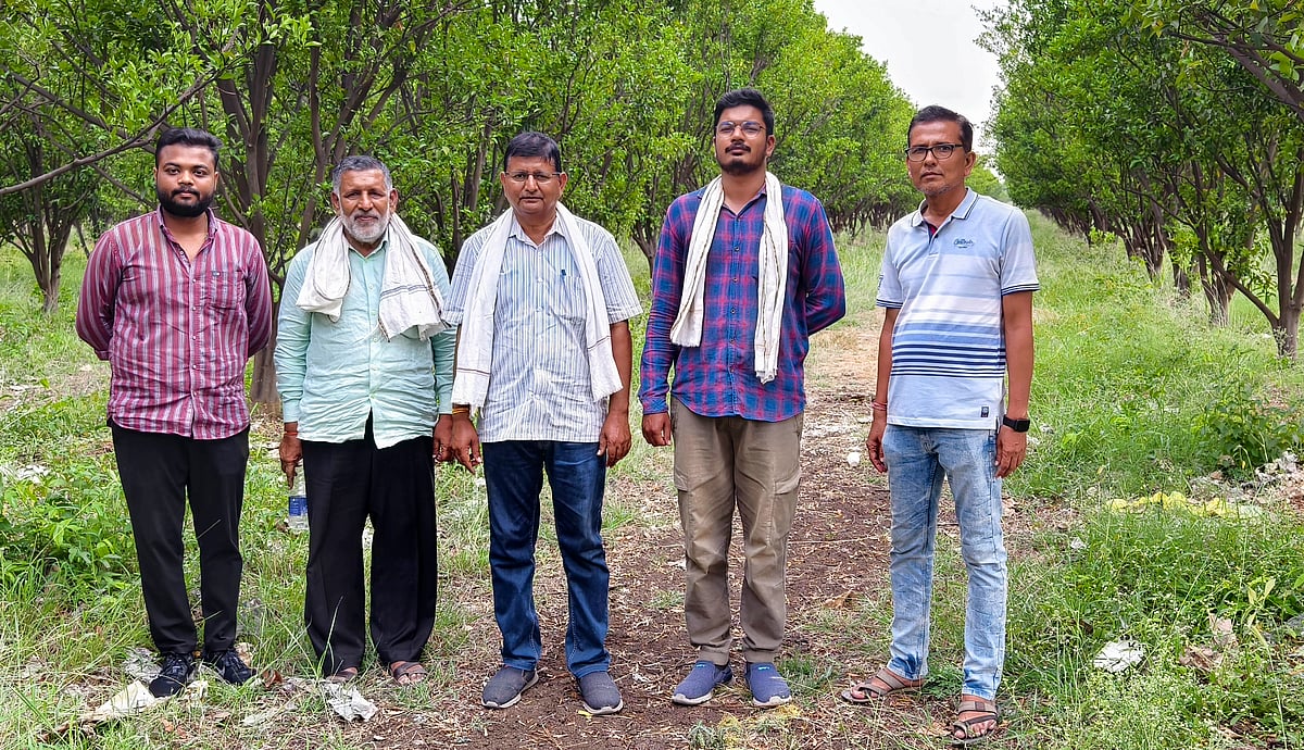 PTI : President of Nagpuri Santra Farmers Producer Company Manoj Jawanjal (C) with engineers-turned-farmers Apurva Jawanjal (2R) and Indrajeet Ingle (L), cotton farmer Manoj Khutate (R) and others at an orange orchard at Katol, in Nagpur district |