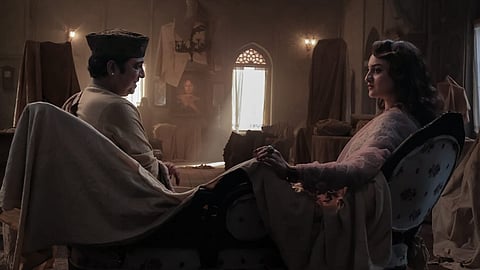 A still of Indresh Malik and Sonakshi Sinha from 'Heeramandi'