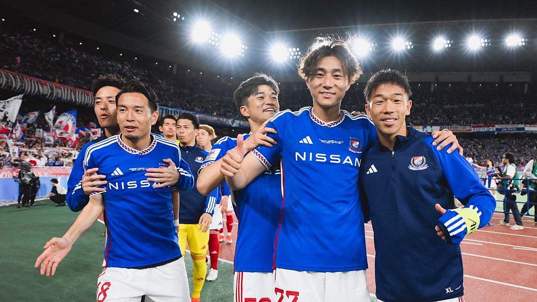 X/@prompt_fmarinos : Yokohama players celebrate after win