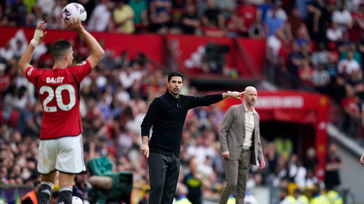 AP Photo/Dave Thompson : Arsenal's manager Mikel Arteta, centre, gives instructions during the English Premier League soccer match between Manchester United and Arsenal at the Old Trafford Stadium in Manchester.
