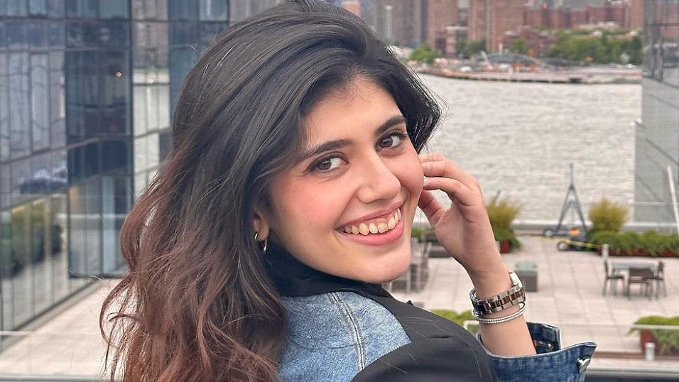 Instagram : Sanjana Sanghi