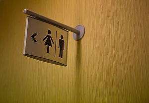 Via gettyimages : A sign indicating where the lavatory is located