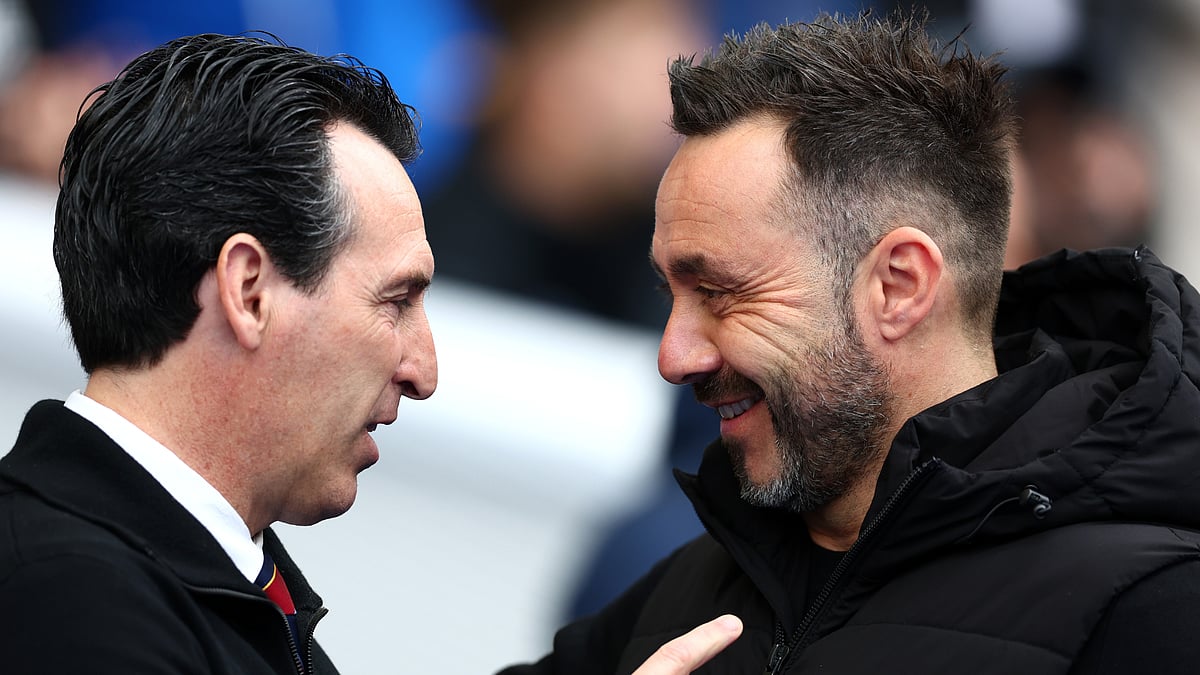 Unai Emery (left) in conversation with Roberto De Zerbi.