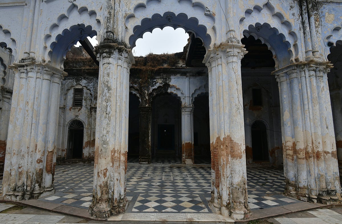 Photo: Tribhuvan Tiwari for Outlook : An old, dilapidated temple in Ayodhya