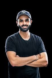 Instagram : Sanjyot Keer