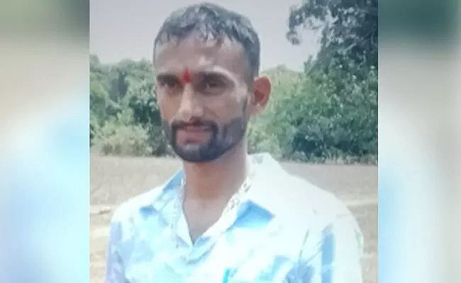 X/@Hatewatchkarnat
 : Prakash, 32, chopped off the head 16-year-old girl in Surlabbi village of Madikeri taluka and fled carrying the severed head with him, police said

